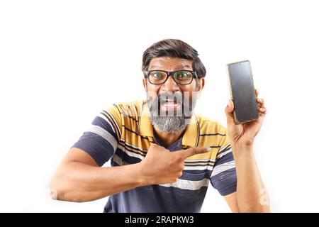 Porträt eines bärtigen Indianers mit Brille und T-Shirt. Seltsame Ausdrücke verzerrten das Gesicht. Ein betäubter Mann, der verschiedene Stimmungen von verrückter Persönlichkeit zeigt. Stockfoto