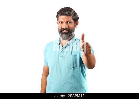 Porträt eines bärtigen Indianers mit T-Shirt. Flippige Ausdrücke auf weißem Hintergrund. Verschiedene Ausdrücke. Stockfoto