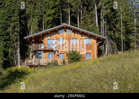 Holzbau im kommerziellen Stadtzentrum im Wintersport touristisches Ziel der französischen Alpen während der Sommerzeit Stockfoto