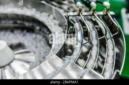 Viele kleine Teile des Verlängerungsrohrs (Komponenten für medizinische Geräte) durch Fertigungsprozess in der Fabrik Stockfoto