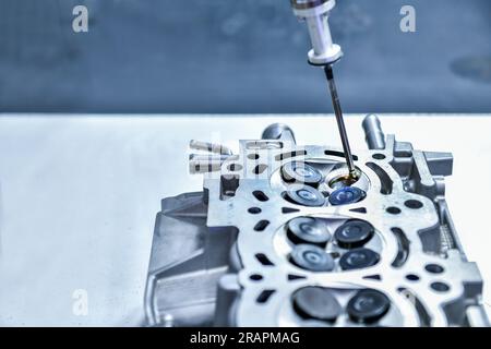 Automatische Koordinatenmessmaschine (CMM) zur Inspektion des hochpräzisen Motorblocks während der Arbeit Stockfoto