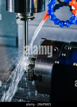 Metallbearbeitende CNC-Fräsmaschine. Schneiden von Metall Moderne Verarbeitung Hochtechnologie-Bearbeitungskonzept. Stockfoto