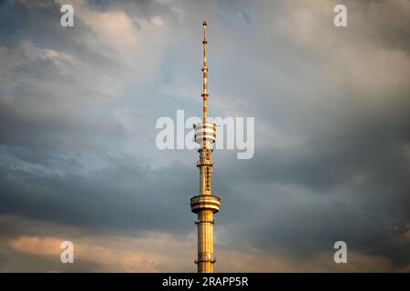 Almaty, Kasachstan. Der Almaty Television Tower befindet sich an den hohen Hängen des Kok Tobe Berges südöstlich der Innenstadt von Almaty Stockfoto