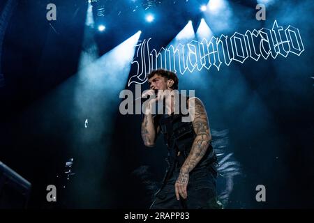 Der italienische Sänger und Songwriter Blanco, Pseudonym von Riccardo Fabbriconi, tritt live auf der Bühne im Olimpic Stadium in Rom auf. (Foto: Stefano Costantino / SOPA Images/Sipa USA) Stockfoto