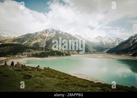 Panorama des spektakulären, malerischen Big Almaty Lake, Tien Shan Mountains in Almaty, Kasachstan, Asien Sommer Stockfoto