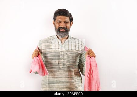 Porträt des bärtigen Indianers im ländlichen Indien-Konzept. Flippige Ausdrücke auf weißem Hintergrund. Armer Dorfbewohner. Verschiedene Ausdrucksformen und Stimmungen der Armut Stockfoto