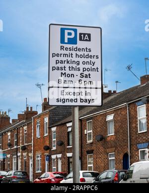 Grantham, Lincolnshire, UK, Schild für eine Einwohner-Parkzone vor blauem Himmel Stockfoto