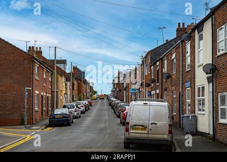 Typische Innenstadthäuser mit Terrassen, die ursprünglich für die Arbeiterklasse gebaut wurden Grantham, Lincolnshire, England, Großbritannien - Typische Innenstadthäuser mit Terrassen, die ursprünglich für die Arbeiterklasse gebaut wurden Stockfoto