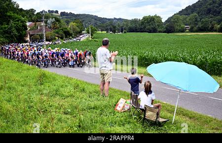 Laruns, Frankreich. 05. Juli 2023. Das Reiterpaket, das während der Etappe 5 des Radrennens Tour de France in Aktion gezeigt wurde, einem 162 km langen 7 km langen Rennen von Pau nach Laruns, Frankreich, Mittwoch, den 05. Juli 2023. Die diesjährige Tour de France findet vom 01. Bis 23. Juli 2023 statt. BELGA FOTO JASPER JACOBS Kredit: Belga News Agency/Alamy Live News Stockfoto