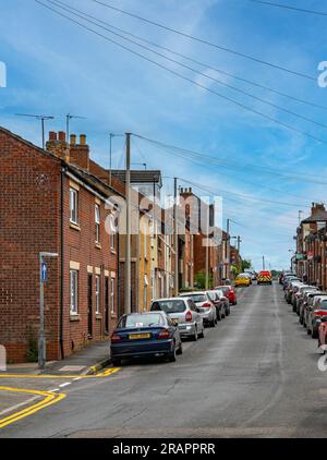 Typische Innenstadthäuser mit Terrassen, die ursprünglich für die Arbeiterklasse gebaut wurden Grantham, Lincolnshire, England, Großbritannien - Typische Innenstadthäuser mit Terrassen, die ursprünglich für die Arbeiterklasse gebaut wurden Stockfoto