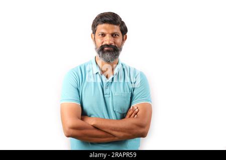 Porträt eines bärtigen Indianers mit T-Shirt. Flippige Ausdrücke auf weißem Hintergrund. Verschiedene Ausdrücke. Stockfoto