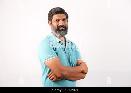 Porträt eines bärtigen Indianers mit T-Shirt. Flippige Ausdrücke auf weißem Hintergrund. Verschiedene Ausdrücke. Stockfoto