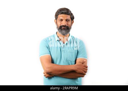 Porträt eines bärtigen Indianers mit T-Shirt. Flippige Ausdrücke auf weißem Hintergrund. Verschiedene Ausdrücke. Stockfoto