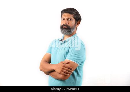 Porträt eines bärtigen Indianers mit T-Shirt. Flippige Ausdrücke auf weißem Hintergrund. Verschiedene Ausdrücke. Stockfoto