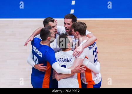 Pasay City, Philippinen. 5. Juli 2023. Die Spieler der Niederlande feiern ihre Punkte beim Pool 6-Spiel zwischen Kanada und den Niederlanden bei der Men's Volleyball Nations League in Pasay City, Philippinen, am 5. Juli 2023. Kredit: Rouelle Umali/Xinhua/Alamy Live News Stockfoto