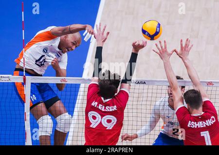 Pasay City, Philippinen. 5. Juli 2023. Nimir Abdel-Aziz (L) aus den Niederlanden sprüht den Ball während des Pool 6-Spiels zwischen Kanada und den Niederlanden auf der Men's Volleyball Nations League in Pasay City, Philippinen, 5. Juli 2023. Kredit: Rouelle Umali/Xinhua/Alamy Live News Stockfoto