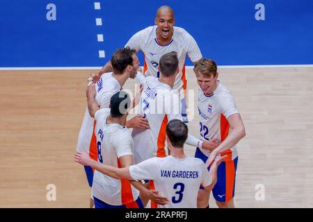 Pasay City, Philippinen. 5. Juli 2023. Die Spieler der Niederlande feiern ihre Punkte beim Pool 6-Spiel zwischen Kanada und den Niederlanden bei der Men's Volleyball Nations League in Pasay City, Philippinen, am 5. Juli 2023. Kredit: Rouelle Umali/Xinhua/Alamy Live News Stockfoto