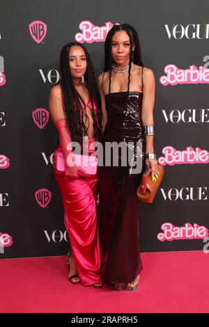 Sydney, Australien. 30. Juni 2023 Gäste kommen auf dem rosa Teppich im Museum of Contemporary Art Australia (MCAA) zum Barbie Celebration Par Stockfoto
