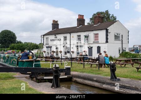 Kings Lock Pub in Middlewich, Cheshire, Großbritannien, am Trent und Mersey Canal. Stockfoto