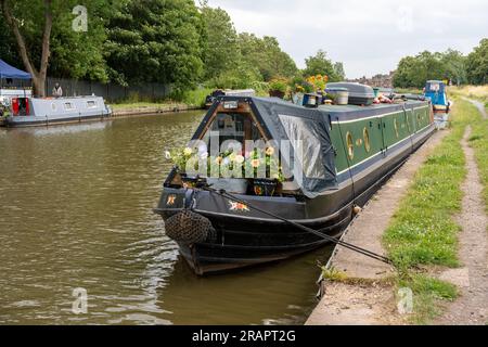 Schmalboot oder Kanalboot am Trent und Mersey Canal in Middlewich, Cheshire, Großbritannien. Stockfoto