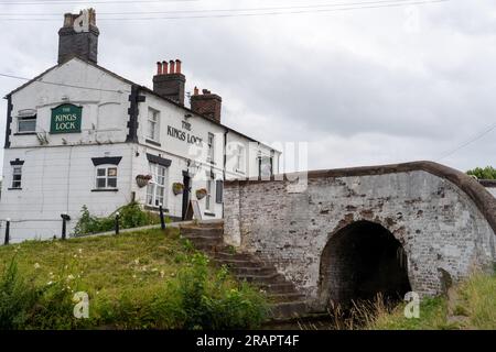 Kings Lock Pub in Middlewich, Cheshire, Großbritannien, am Trent und Mersey Canal. Stockfoto