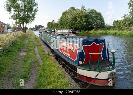 Schmalboot oder Kanalboot am Trent und Mersey Canal in Middlewich, Cheshire, Großbritannien. Stockfoto