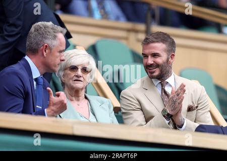 David Beckham begrüßt Luke Donald (links), während er neben seiner Mutter Sandra Beckham in der königlichen Box des Center Court am dritten Tag der Wimbledon Championships 2023 im All England Lawn Tennis and Croquet Club in Wimbledon Platz nimmt. Bilddatum: Mittwoch, 5. Juli 2023. Stockfoto