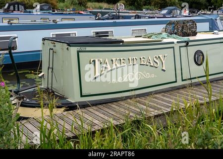 Narrowboat in der Oakwood Marina. Festgemachte Kanalboote auf dem Trent und Mersey Canal, Northwich, Cheshire, Großbritannien. Stockfoto