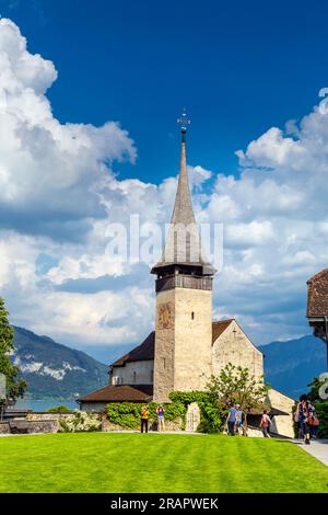 Außenansicht der Schlosskirche Spiez, Kirchenteil der Burg Spiez, Spiez, Schweiz Stockfoto
