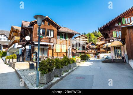 Holzhütten im kleinen Bergdorf Wengen, Schweiz Stockfoto