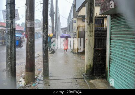 Bei starkem Regen machen sich die Leute auf den Weg. Die unaufhörlichen Regenfälle der letzten Tage haben in Sylhet zu Problemen mit der Wassergewinnung geführt, wobei viele Straßen unter Wasser waren. Aufgrund ungeplanter Baumaßnahmen und eines schlechten Abflusssystems werden diese wasserdurchlässigen Bereiche bei starken Regenfällen und sogar leichten Regenfällen überflutet, so die Einheimischen. Sylhet, Bangladesch. Stockfoto
