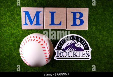 27. Januar 2023, Cooperstown, USA. Das Emblem des Baseballclubs Colorado Rockies auf dem grünen Rasen des Stadions. Stockfoto