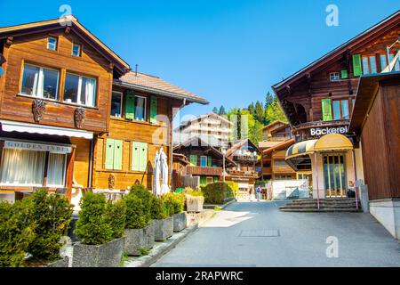 Holzhütten im kleinen Bergdorf Wengen, Schweiz Stockfoto