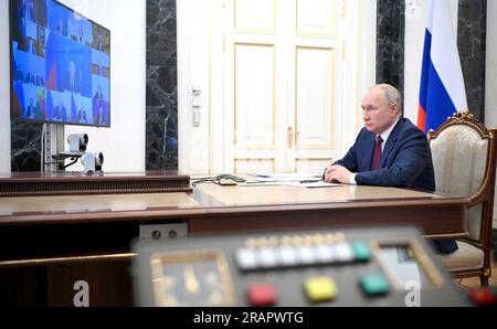 Moskau, Russland. 04. Juli 2023. Der russische Präsident Wladimir Putin nimmt am 4. Juli 2023 an einer Videokonferenz mit Mitgliedern seiner Regierung aus dem Kreml in Moskau (Russland) Teil. Kredit: Alexander Kazakov/Kreml Pool/Alamy Live News Stockfoto