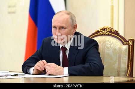 Moskau, Russland. 04. Juli 2023. Der russische Präsident Wladimir Putin nimmt am 4. Juli 2023 an einer Videokonferenz mit Mitgliedern seiner Regierung aus dem Kreml in Moskau (Russland) Teil. Kredit: Alexander Kazakov/Kreml Pool/Alamy Live News Stockfoto