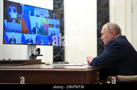 Moskau, Russland. 04. Juli 2023. Der russische Präsident Wladimir Putin nimmt am 4. Juli 2023 an einer Videokonferenz mit Mitgliedern seiner Regierung aus dem Kreml in Moskau (Russland) Teil. Kredit: Alexander Kazakov/Kreml Pool/Alamy Live News Stockfoto