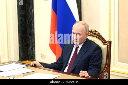 Moskau, Russland. 04. Juli 2023. Der russische Präsident Wladimir Putin nimmt am 4. Juli 2023 an einer Videokonferenz mit Mitgliedern seiner Regierung aus dem Kreml in Moskau (Russland) Teil. Kredit: Alexander Kazakov/Kreml Pool/Alamy Live News Stockfoto