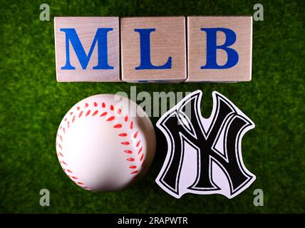 27. Januar 2023, Cooperstown, USA. Das Emblem des New York Yankees Baseballclubs auf dem grünen Rasen des Stadions. Stockfoto