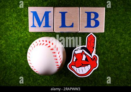 27. Januar 2023, Cooperstown, USA. Das Emblem des Cleveland Indians Baseballclubs auf dem grünen Rasen des Stadions. Stockfoto
