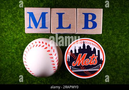 27. Januar 2023, Cooperstown, USA. Das Emblem des New York Mets Baseballclubs auf dem grünen Rasen des Stadions. Stockfoto