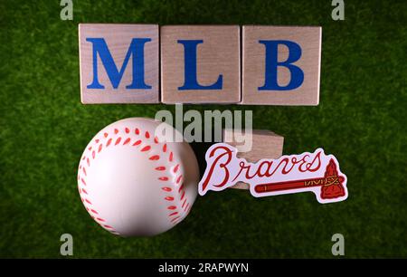27. Januar 2023, Cooperstown, USA. Das Logo des Atlanta Braves Baseballclubs auf dem grünen Rasen des Stadions. Stockfoto