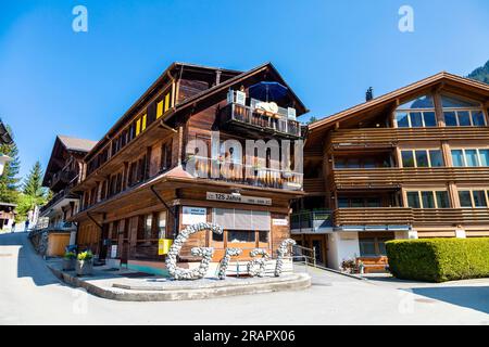 Holzhütten im kleinen Bergdorf Wengen, Schweiz Stockfoto