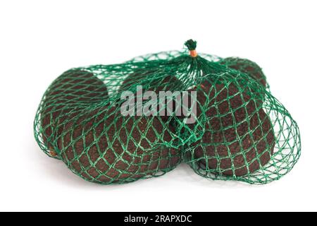 Superfood. Frische organische hass Avocados in einer grünen Schnur-Tasche auf weißem Hintergrund isoliert, kreatives gesundes Lebensmittelkonzept, Kopierbereich. Umweltfreundlicher Lebensstil, Stockfoto
