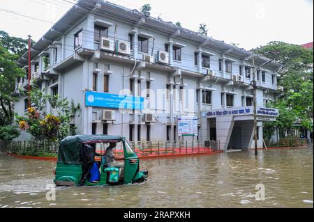 Bei starkem Regen machen sich die Leute auf den Weg. Die unaufhörlichen Regenfälle der letzten Tage haben in Sylhet zu Problemen mit der Wassergewinnung geführt, wobei viele Straßen unter Wasser waren. Aufgrund ungeplanter Baumaßnahmen und eines schlechten Abflusssystems werden diese wasserdurchlässigen Bereiche bei starken Regenfällen und sogar leichten Regenfällen überflutet, so die Einheimischen. Sylhet, Bangladesch. Stockfoto