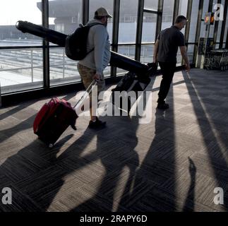 Milwaukee, Wisconsin, USA. 5. Juli 2023. Am frühen Morgen begeben sich Reisende vom Parkhaus zum Terminal am General Mitchell International Airport in Milwaukee, Wisconsin, Mittwoch, den 5. Juli 2023. (Kreditbild: © Mark Hertzberg/ZUMA Press Wire) NUR REDAKTIONELLE VERWENDUNG! Nicht für den kommerziellen GEBRAUCH! Stockfoto