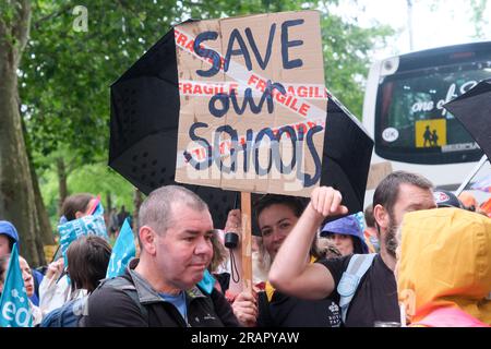 London, Großbritannien. 5. Juli 2023 Mitglieder der Lehrergewerkschaft NEU streiken und protestieren in Central London. Kredit: Matthew Chattle/Alamy Live News Stockfoto