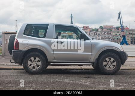 PASAIA, SPANIEN – 12. JUNI 2023: Mitsubishi Pajero (Montero, Shogun), 3200 3-Türer, dritte Generation von Pajero Stockfoto