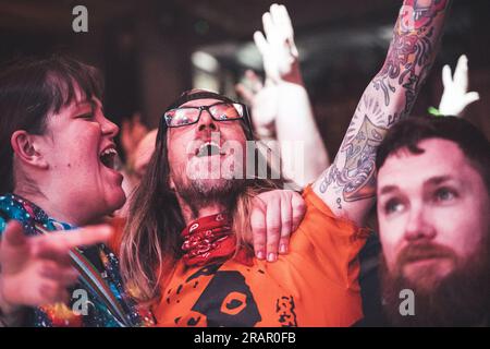 Die Zuschauer genossen das Manchester Punk Festival während der Aufführung der Goodbye Blue Monday Band am 9. April 2023. Stockfoto