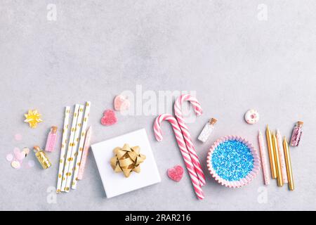 Alles gute zum Geburtstag mit Geschenken, Weihnachtsdekorationen und Süßigkeiten auf grauem Hintergrund, Draufsicht. Geburtstagsfeier, Feier-Wohnung, Kopierraum. Stockfoto