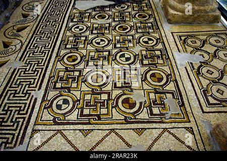 Mount Nebo Diakonikon-Baptistery Mosaic, Jordanien, Jordanien. Teil des restaurierten antiken Mosaiks auf dem Boden in der Memorial Church of Moses. Das 1976 in der nördlichen Halle unter einem einfachen Mosaikboden entdeckte zentrale Mosaik des Diakonikon Baptisteriums ist eine bemerkenswerte Jagd- und Hüterszene, die von einer Vielzahl afrikanischer Tiere durchsetzt ist, darunter ein Zebu (buckliger Ochs), Löwen, Tiger, Bären, Eber, Zebras, ein Strauß an der Leine und eine kamelförmige Giraffe. Stockfoto